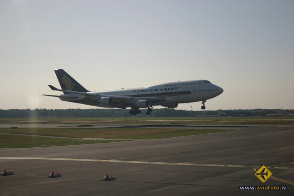 Boeing 747-412